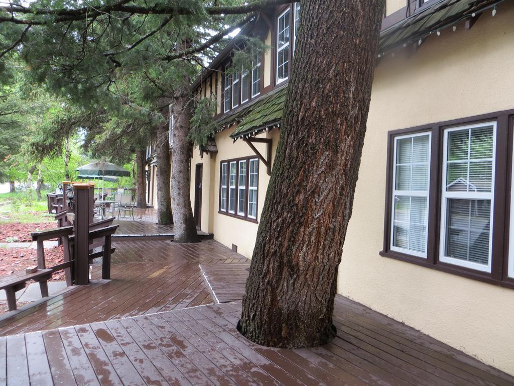 Crandell Mountain Lodge Waterton Park Eksteriør billede