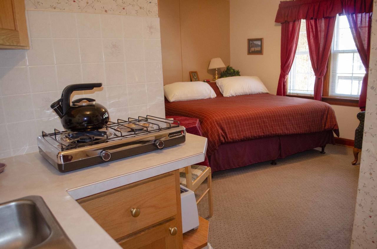 Crandell Mountain Lodge Waterton Park Eksteriør billede