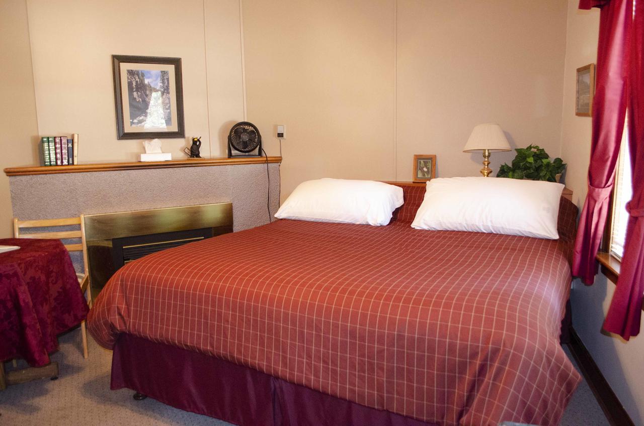 Crandell Mountain Lodge Waterton Park Eksteriør billede