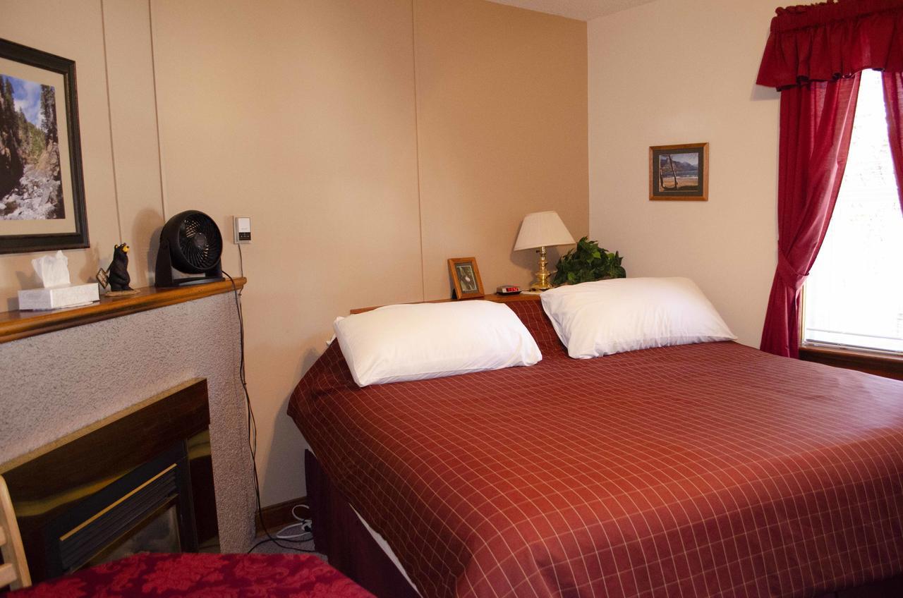 Crandell Mountain Lodge Waterton Park Eksteriør billede