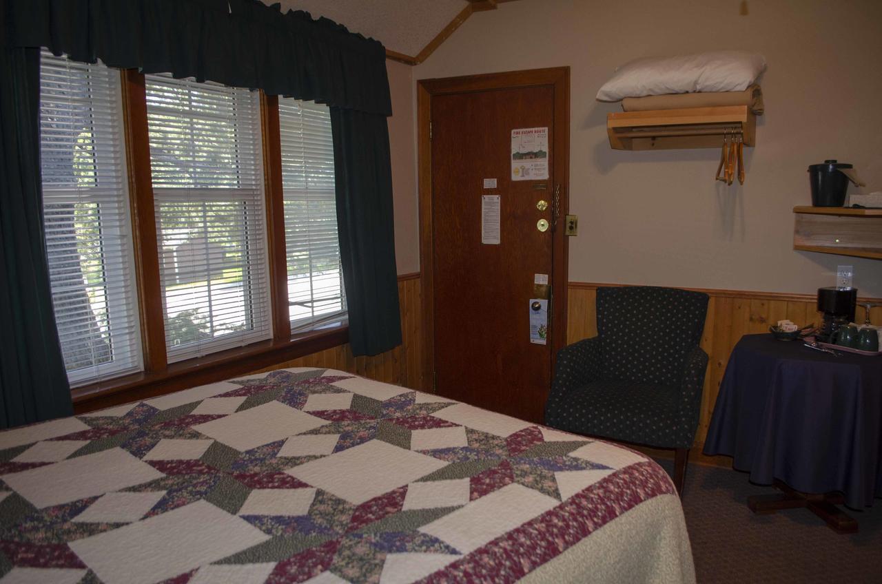 Crandell Mountain Lodge Waterton Park Eksteriør billede