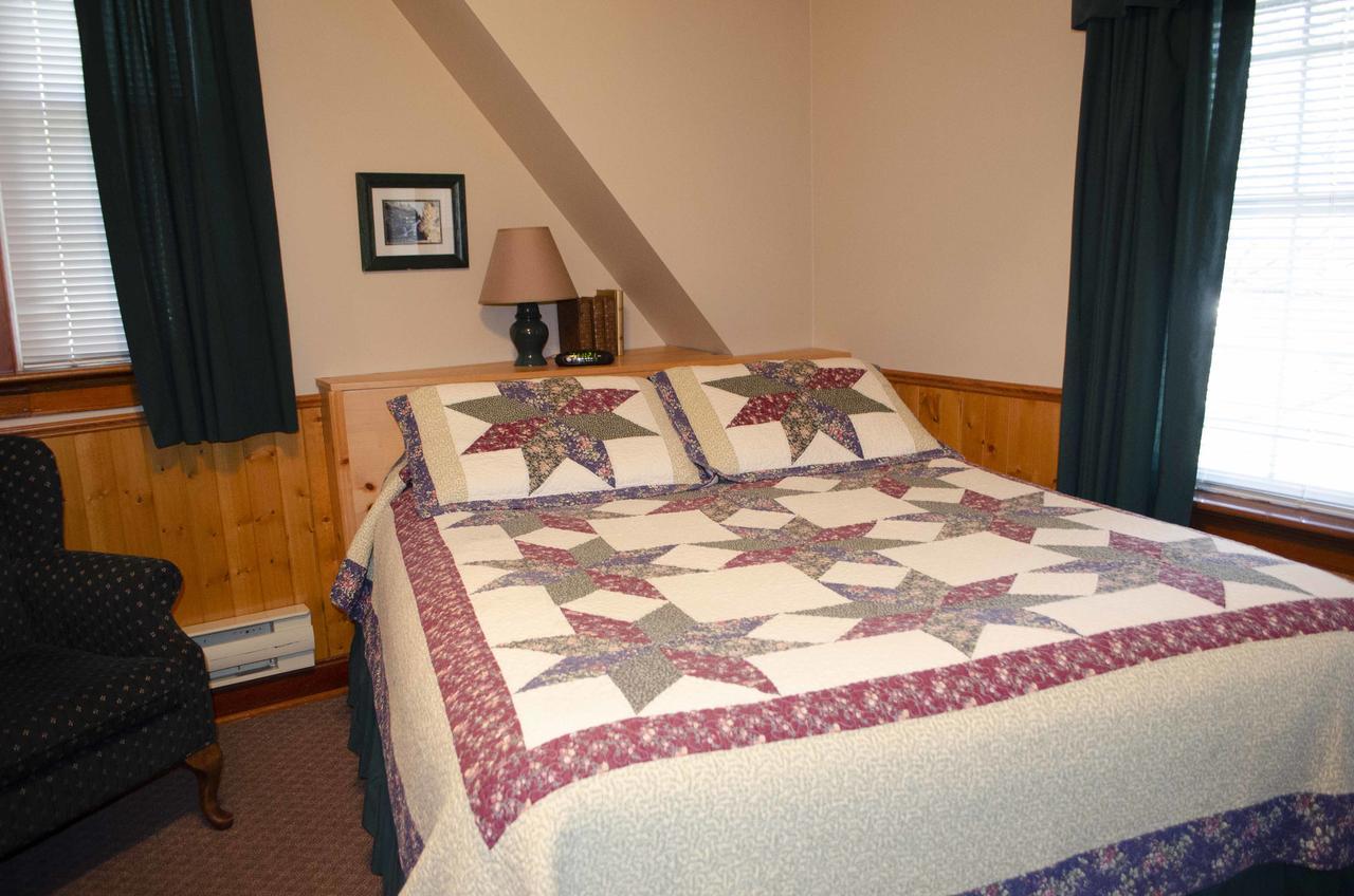 Crandell Mountain Lodge Waterton Park Eksteriør billede
