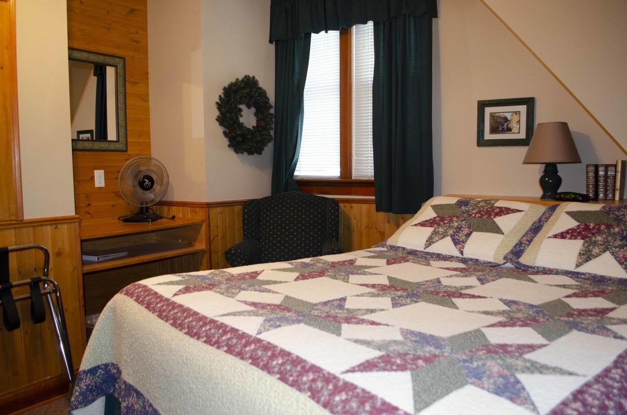 Crandell Mountain Lodge Waterton Park Eksteriør billede