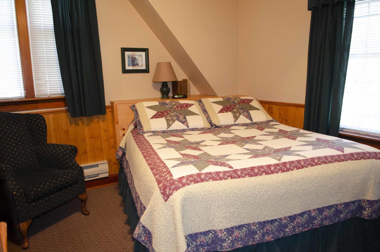 Crandell Mountain Lodge Waterton Park Eksteriør billede