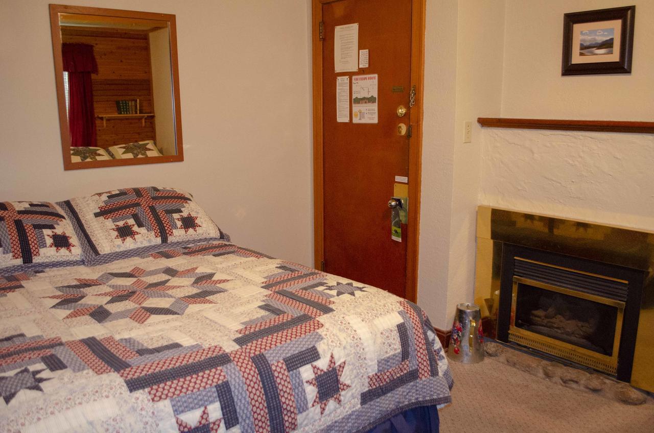 Crandell Mountain Lodge Waterton Park Eksteriør billede