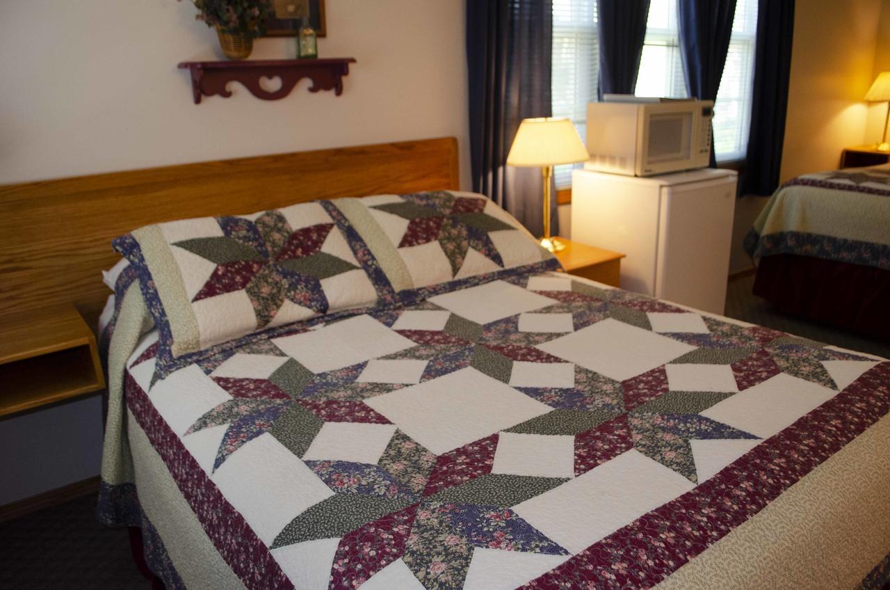 Crandell Mountain Lodge Waterton Park Eksteriør billede