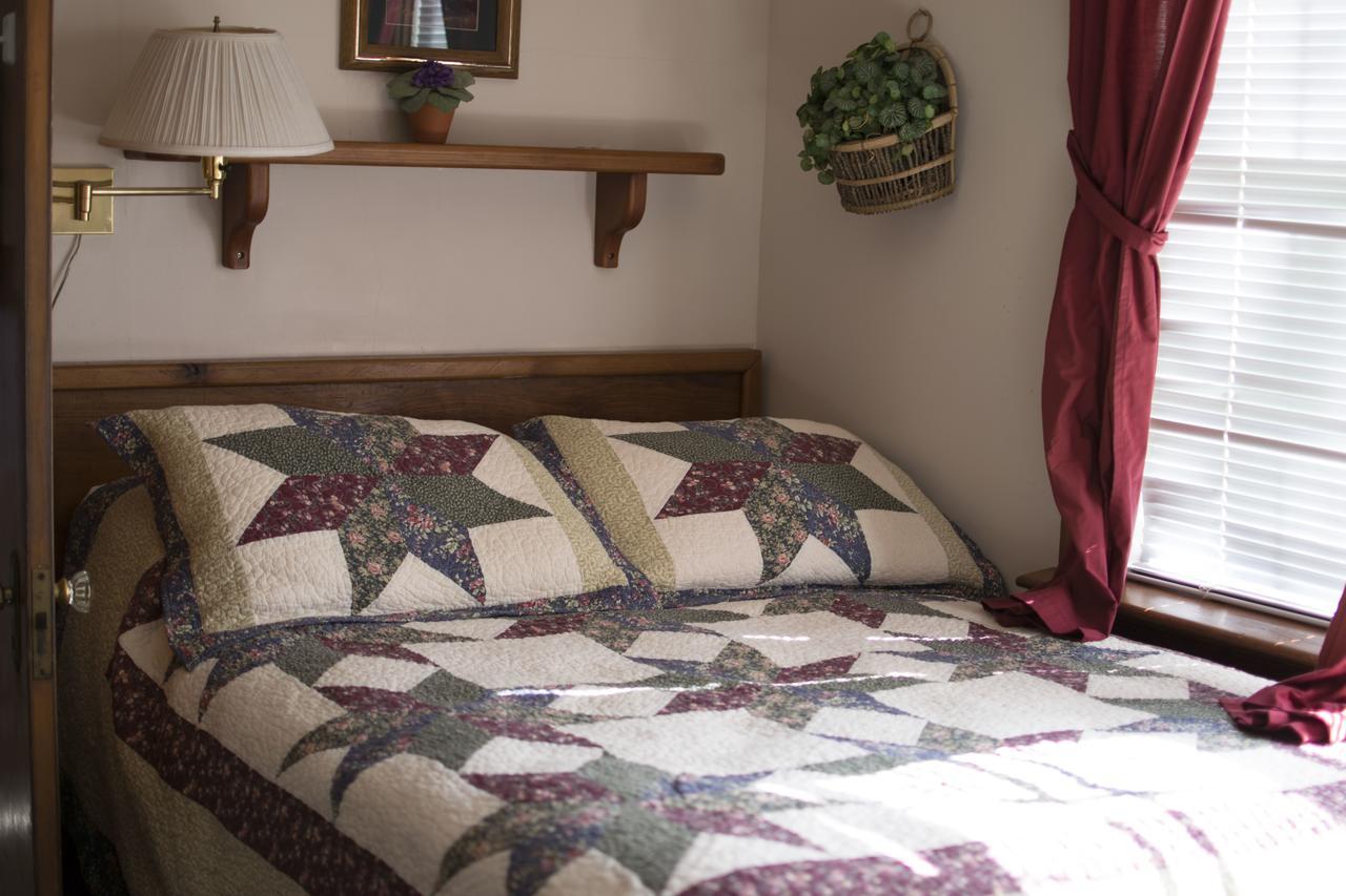 Crandell Mountain Lodge Waterton Park Eksteriør billede