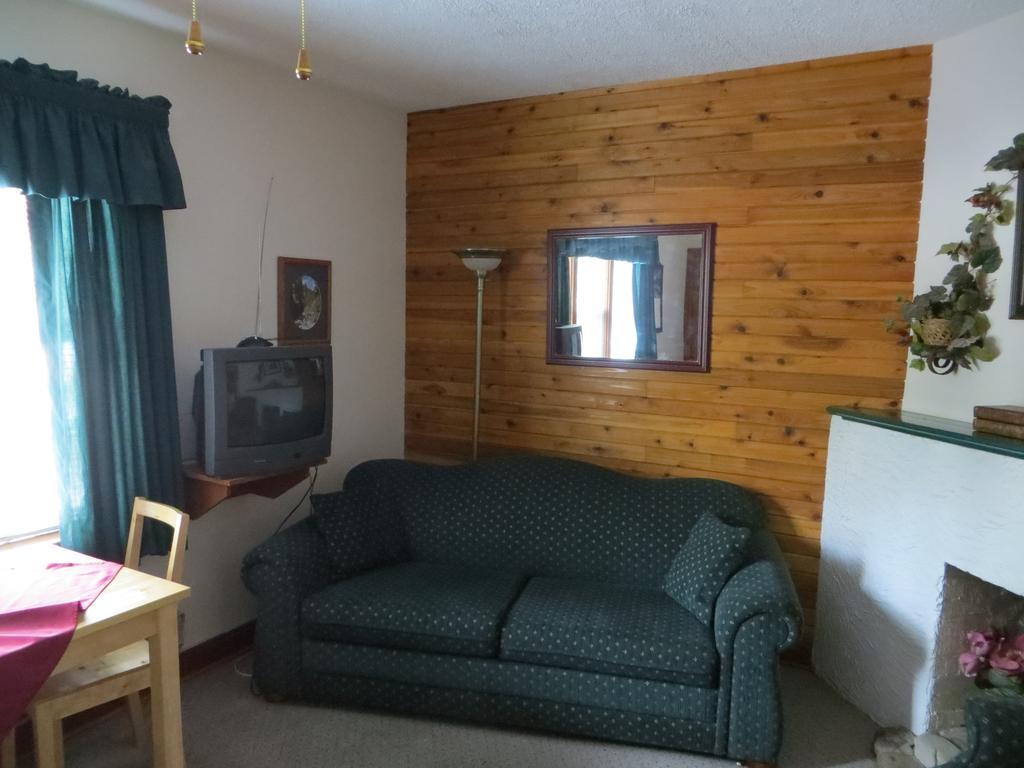 Crandell Mountain Lodge Waterton Park Eksteriør billede