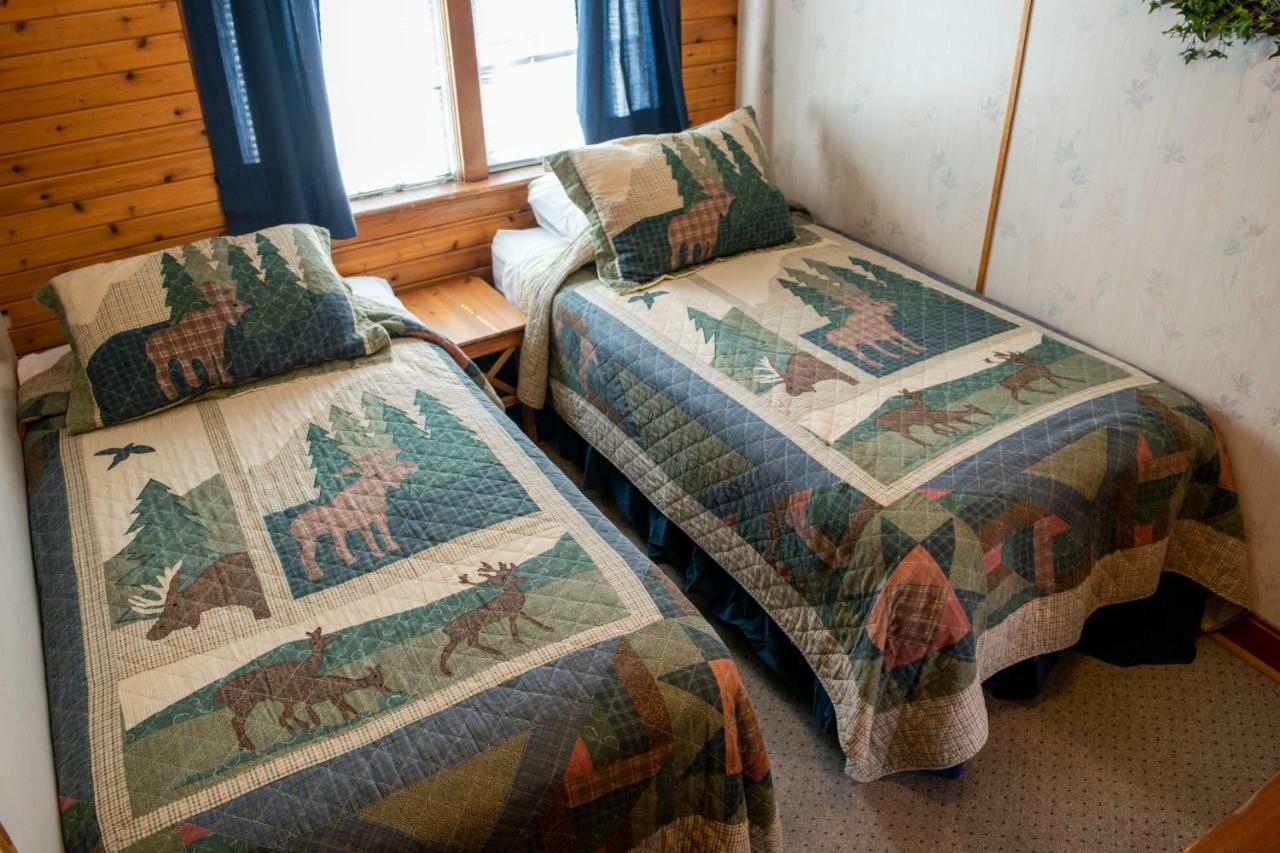 Crandell Mountain Lodge Waterton Park Eksteriør billede