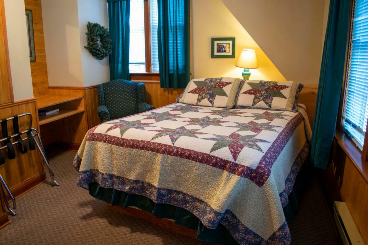 Crandell Mountain Lodge Waterton Park Eksteriør billede