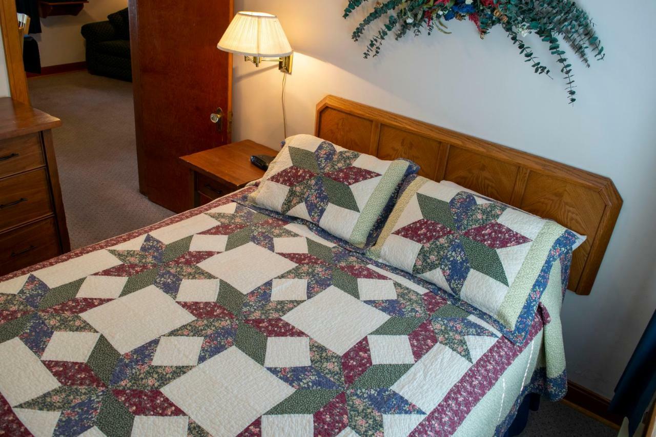Crandell Mountain Lodge Waterton Park Eksteriør billede