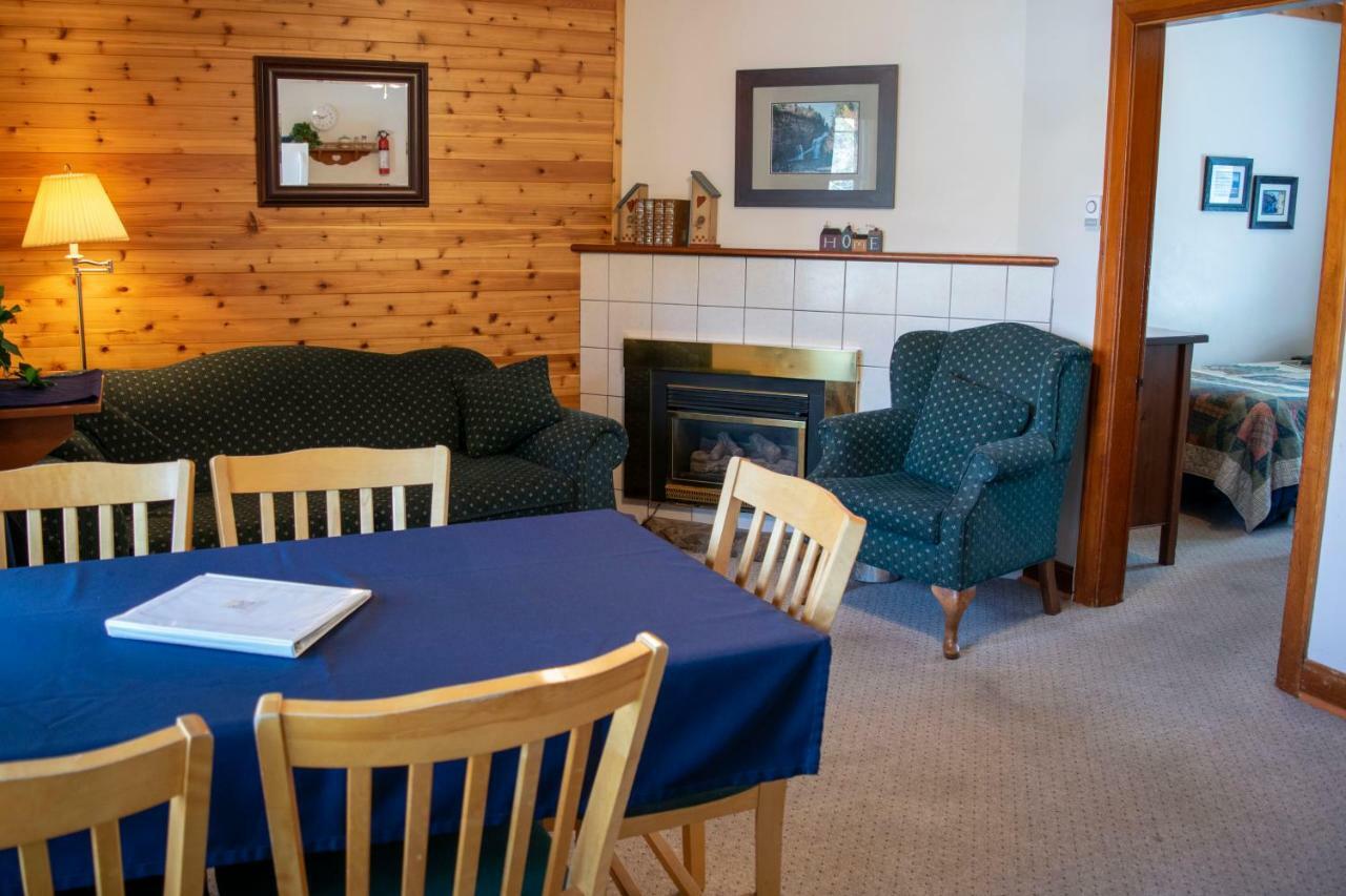 Crandell Mountain Lodge Waterton Park Eksteriør billede