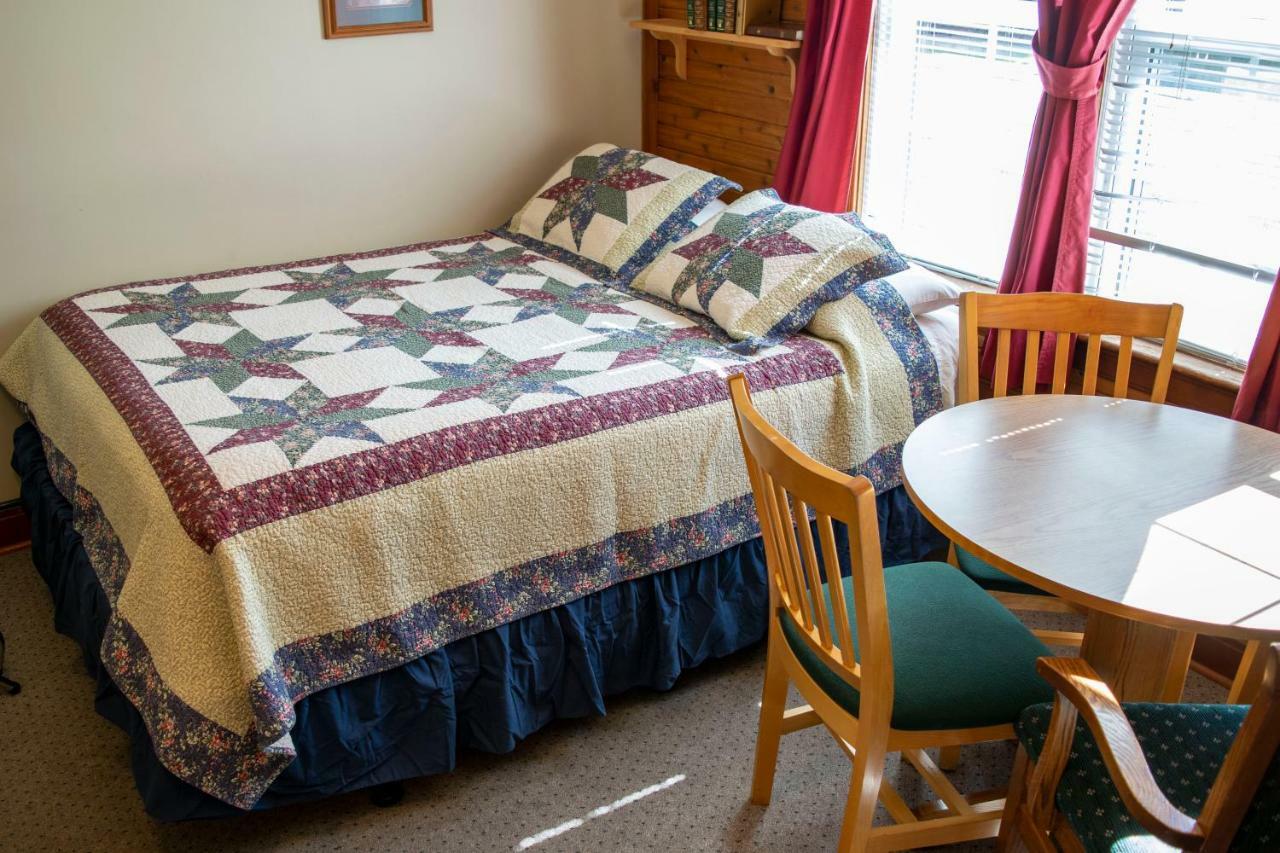 Crandell Mountain Lodge Waterton Park Eksteriør billede
