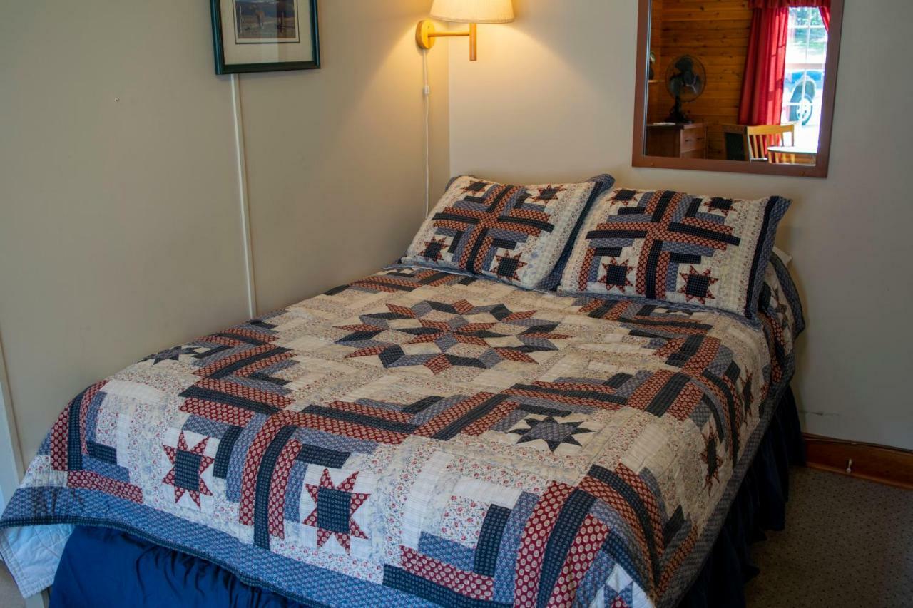 Crandell Mountain Lodge Waterton Park Eksteriør billede