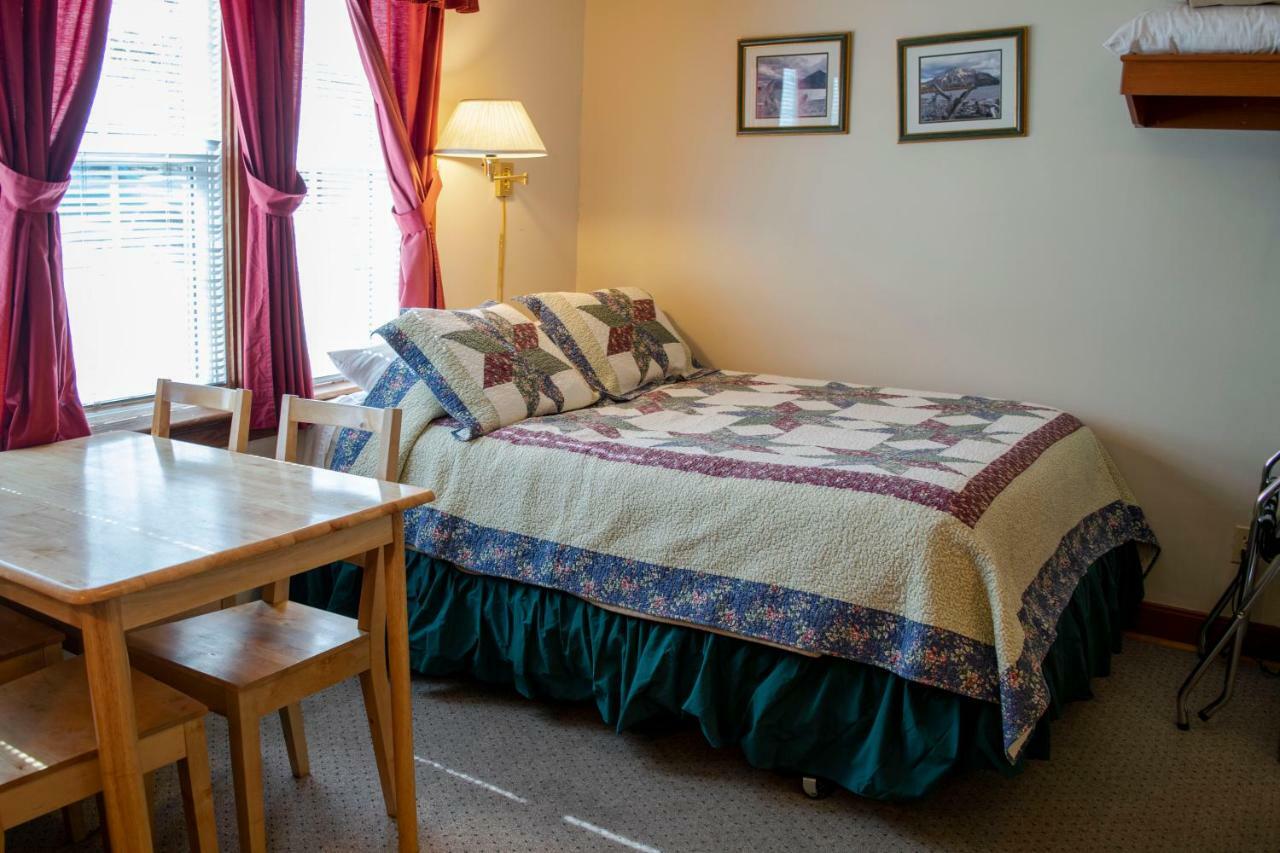 Crandell Mountain Lodge Waterton Park Eksteriør billede