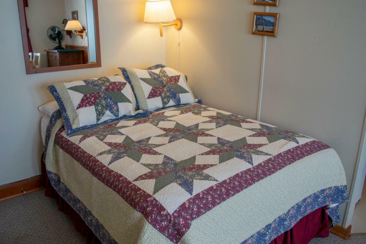 Crandell Mountain Lodge Waterton Park Eksteriør billede